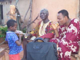 Séance de dégustation de Sodabi (alcool local) avec un paysan à la fin de notre entretien. 